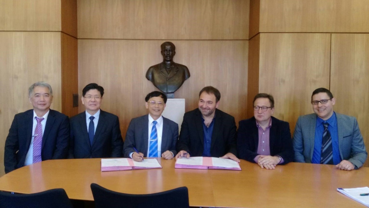臺海大與法國里爾大學在台灣駐法國張銘忠大使的見証下於2017年5月10日完成締結姊妹校的簽約儀式