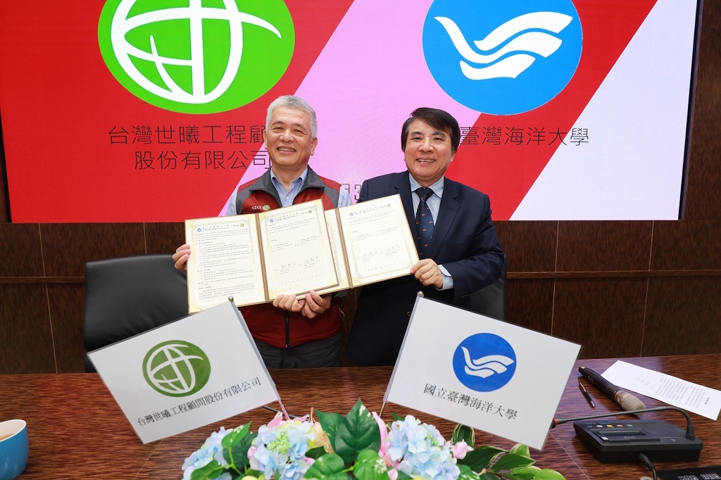 海大許泰文校長(右)與台灣世曦施義芳董事長(左)簽署合作備忘錄