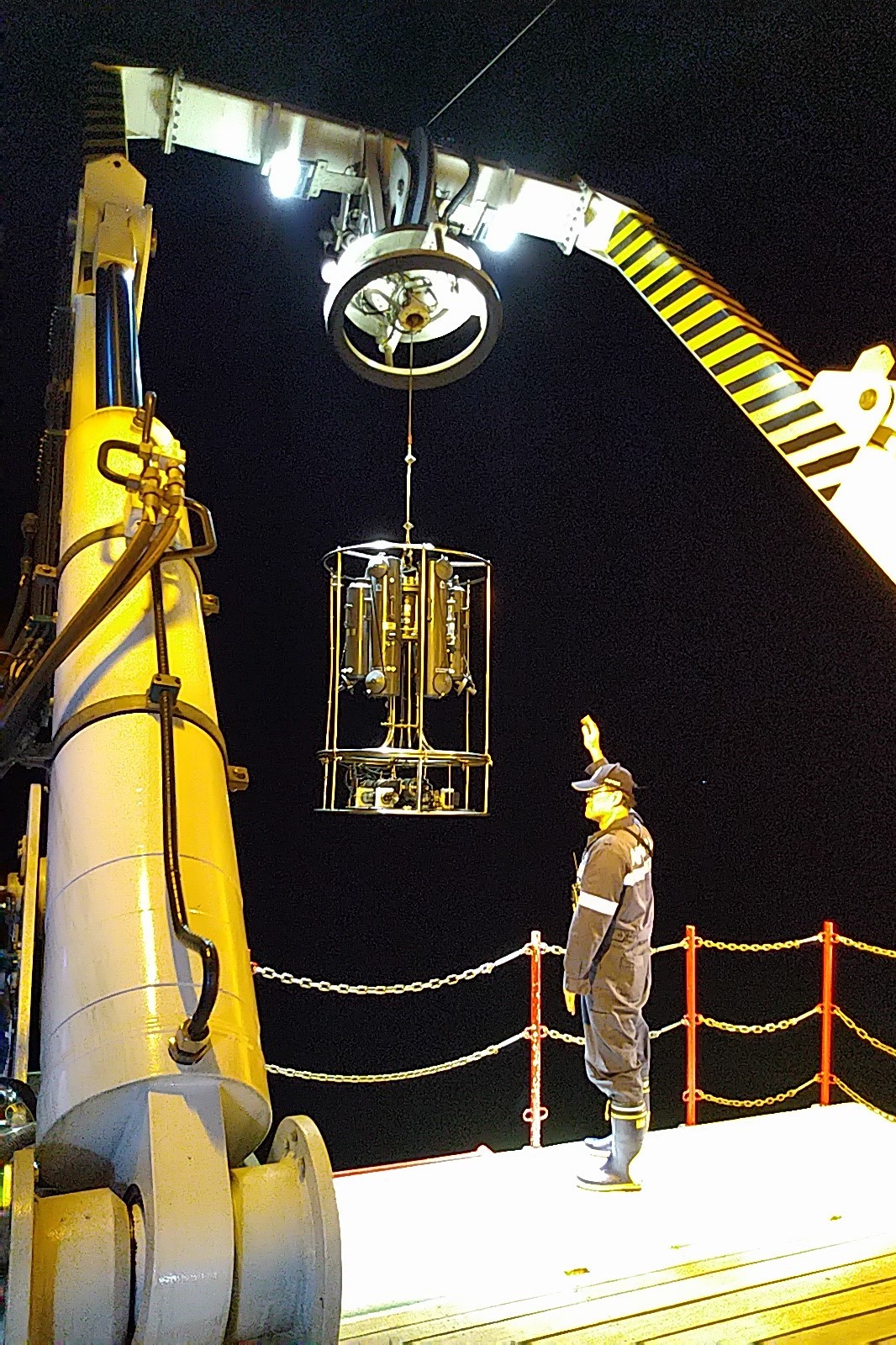 研究船於夜間下放採水器與溫鹽深儀