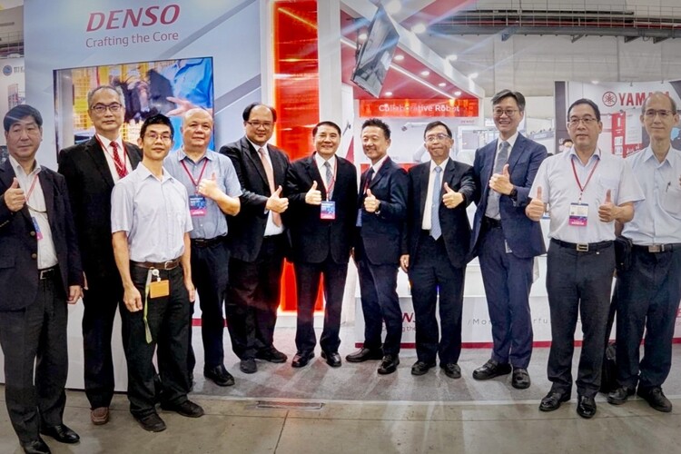 於2025台北自動化工業展 DENSO攤位上合影