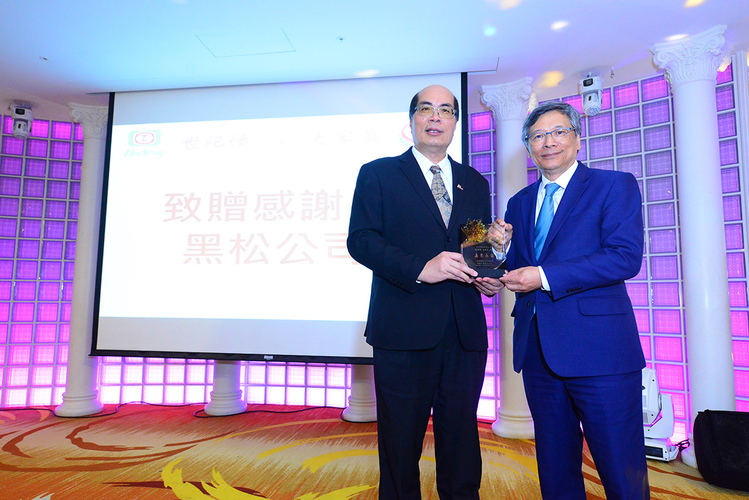 龔瑞林教授(左)感謝黑松公司的支持(右為張斌堂董事長)
