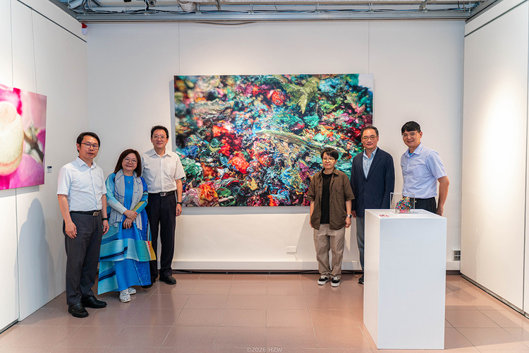 藝術家黃嘉寧個展《BEYOND THE FRAME 在畫面之外的…》開展中，將展覽至5月21日。