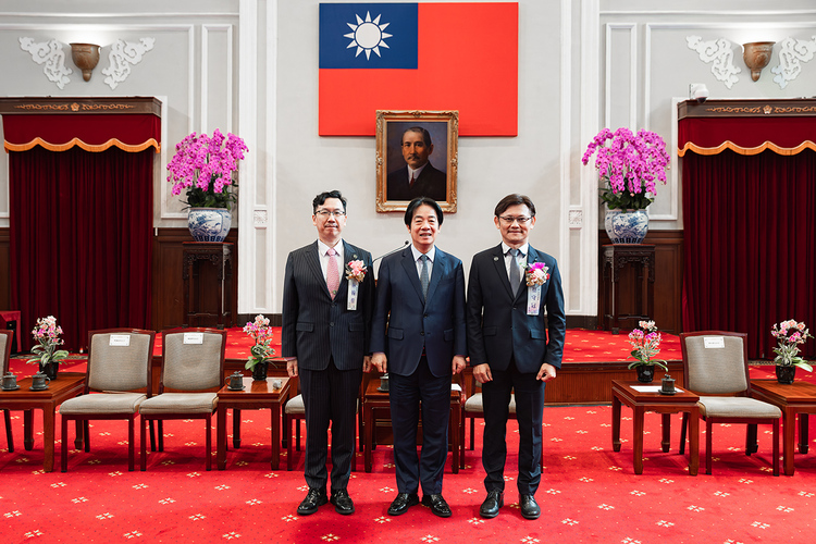 海大生科傑出系友蔡守冠與林翰佳特聘教授 榮獲第48屆創業楷模與相扶獎